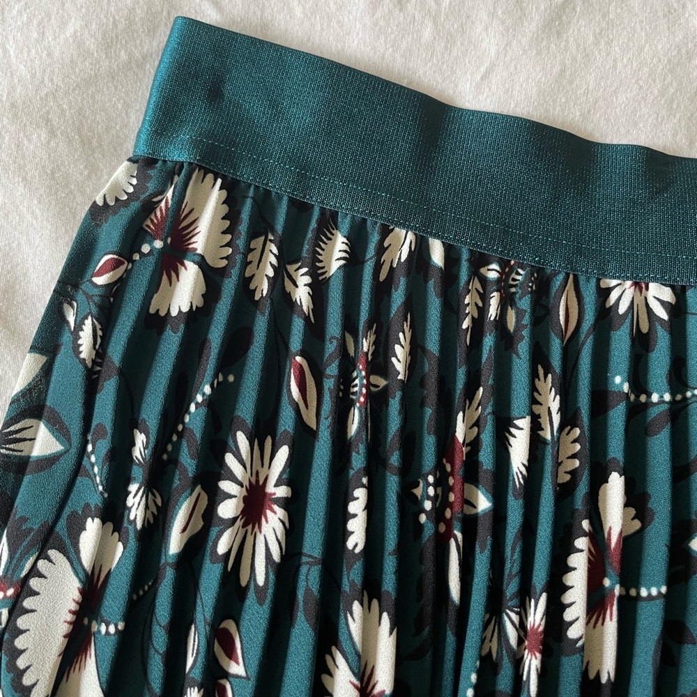 Express | Floral Pleated Midi Skirt | Small | Green - Picture 3 of 5